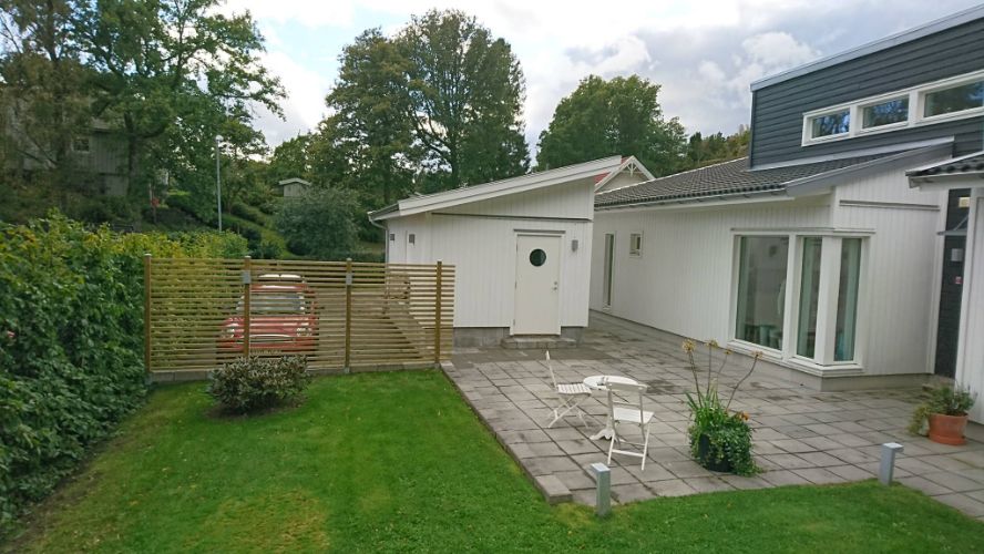 Takläggning av pulpettak på garage intill villa. Landskrona, Svaneholm