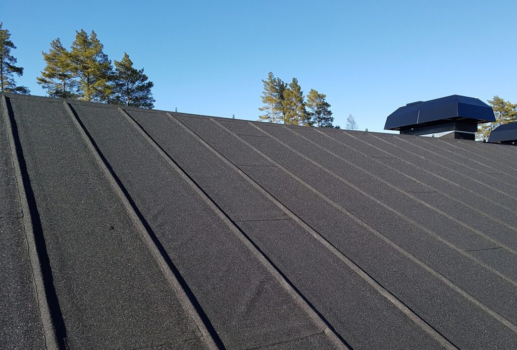 Omläggning av papptak. Billeberga Svalöv